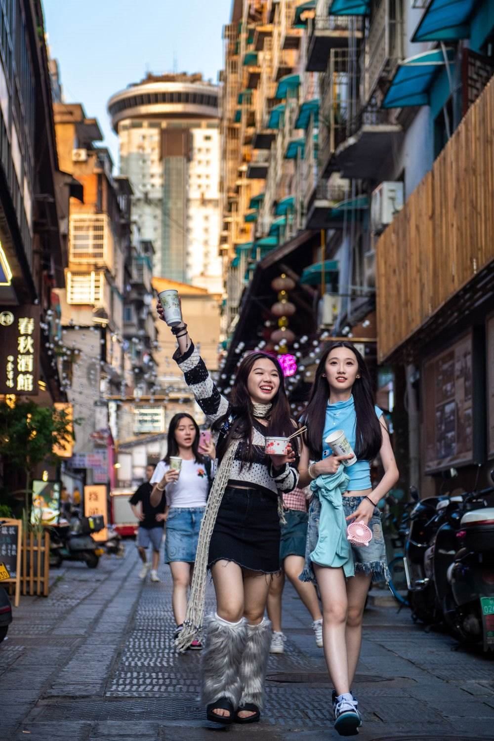 游客在長沙市天心區(qū)太平老街游玩（6月7日攝）。新華社記者 陳思汗 攝