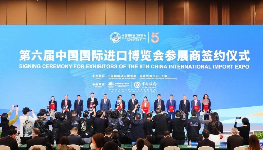 2022年11月6日，2022年中國國際進(jìn)口博覽會(huì)參展商聯(lián)盟大會(huì)在上海舉行。這是在大會(huì)期間進(jìn)行的第六屆進(jìn)博會(huì)參展商簽約儀式。新華社記者 方喆 攝