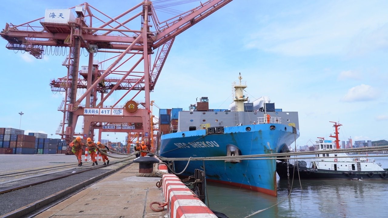 7月22日上午，“絲路海運”電商快線“海豐蛇口”輪?？繌B門海天碼頭12號泊位裝卸集裝箱貨物。人民網(wǎng)記者 蘭志飛攝