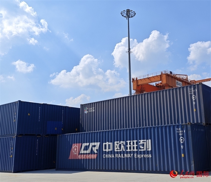 8月3日，中歐班列（中豫號）集裝箱在鄭州車站海關等候查驗。人民網(wǎng) 崔譯戈攝