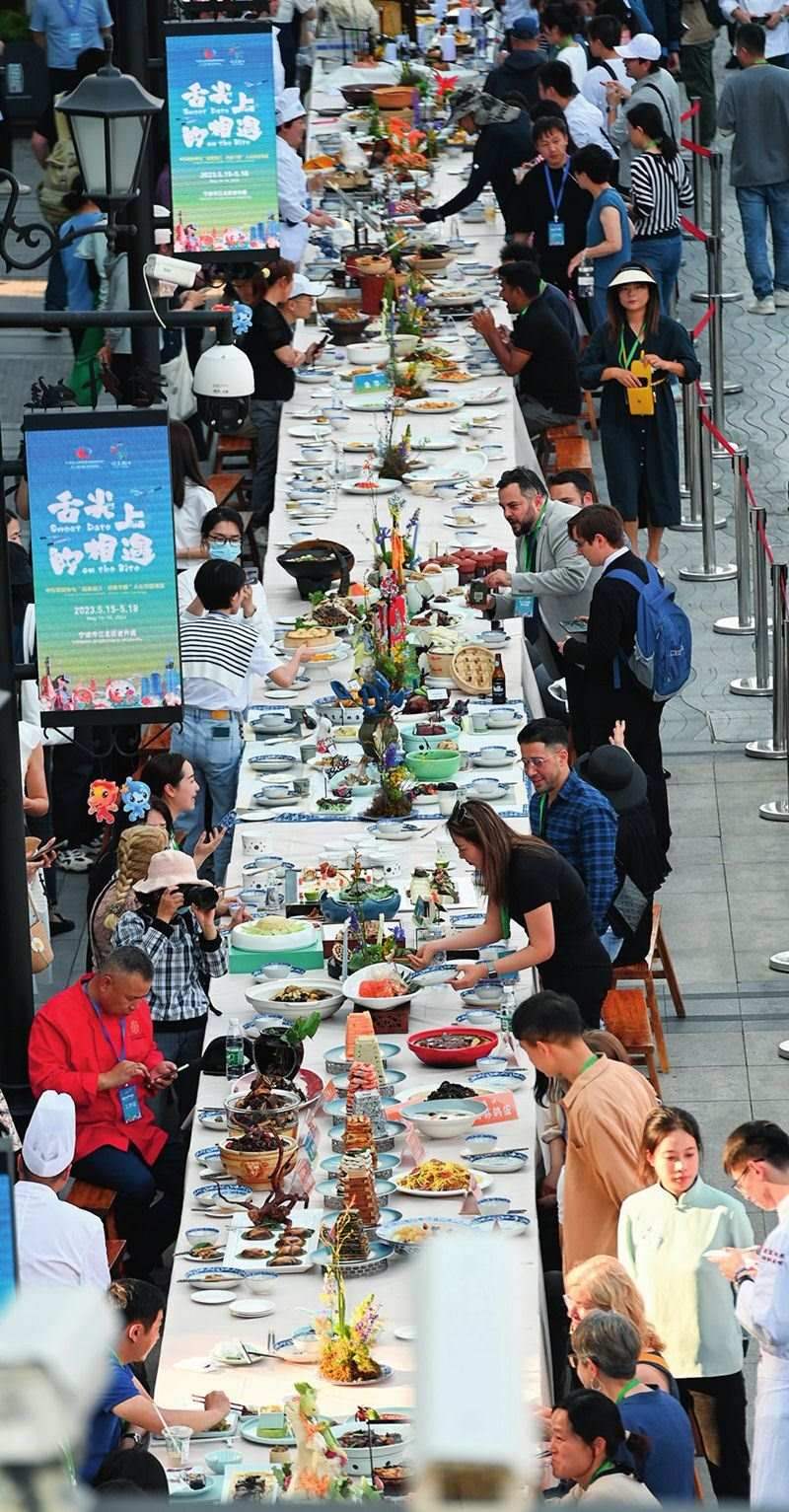 市民和游客在寧波舉辦的第三屆中國—中東歐國家博覽會暨國際消費品博覽會上品嘗融合中國和中東歐美食的長桌宴（2023年5月15日攝）。黃宗治攝/本刊