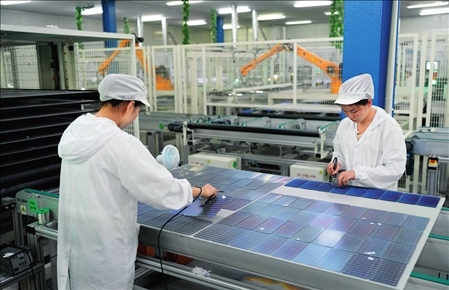 在浙江省臺州市黃巖區(qū)省級專精特新“小巨人”企業(yè)浙江公元新能源科技股份有限公司，工作人員生產(chǎn)太陽能電池組（2023年8月9日攝）。翁忻旸攝/本刊