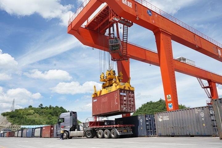 在貴陽國際陸港，正在作業(yè)的龍門吊。貴陽綜保區(qū)供圖