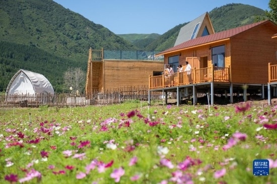 8月12日，游客在寧夏固原市涇源縣大灣鄉(xiāng)楊嶺村的民宿聊天。新華社記者 李旭倫 攝