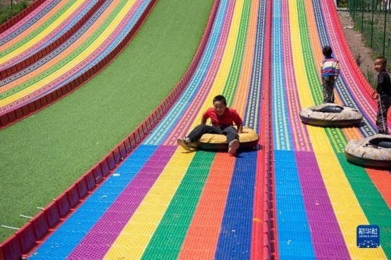 8月12日，小朋友在寧夏固原市涇源縣大灣鄉(xiāng)楊嶺村玩耍。新華社記者 李旭倫 攝