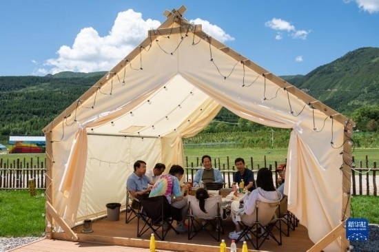 8月12日，游客在寧夏固原市涇源縣大灣鄉(xiāng)楊嶺村品嘗當(dāng)?shù)孛朗?。新華社記者 李旭倫 攝