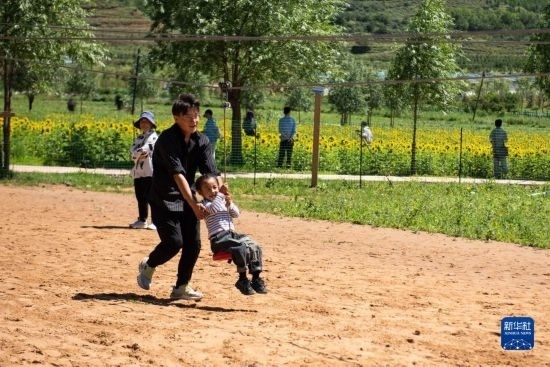 8月12日，游客在寧夏固原市涇源縣大灣鄉(xiāng)楊嶺村玩耍。新華社記者 李旭倫 攝