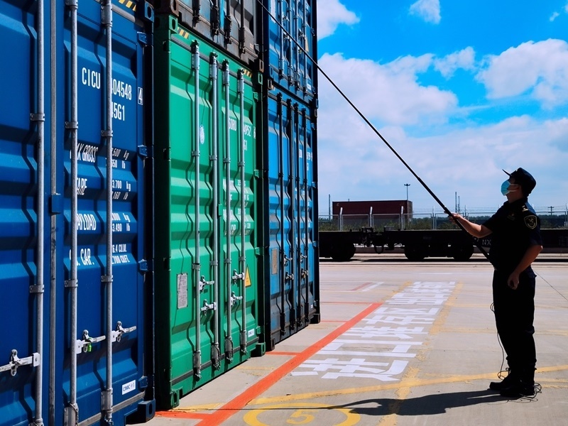 關(guān)員利用工業(yè)內(nèi)窺鏡檢查箱號、鎖號、封志情況。人民網(wǎng)記者 栗翹楚攝