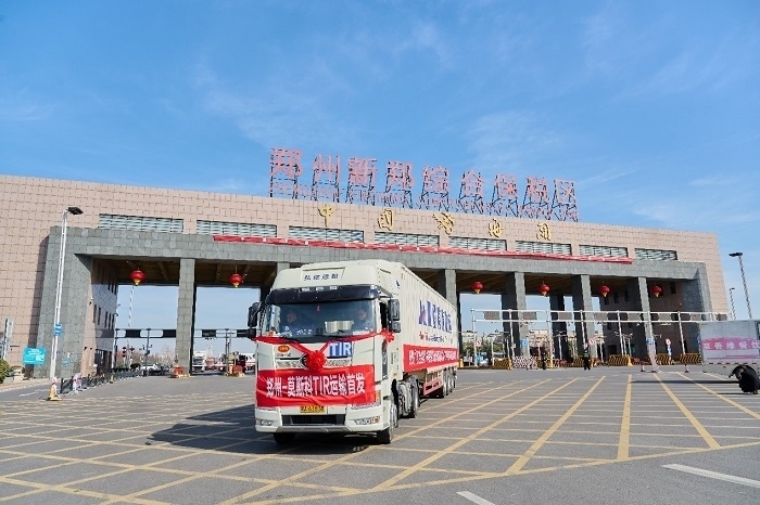 2023年2月20日，鄭州—莫斯科TIR運(yùn)輸首發(fā)車輛駛出鄭州新鄭綜合保稅區(qū)。新鄭海關(guān)供圖