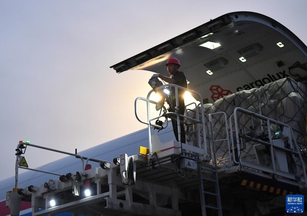 8月1日，工作人員在中國(guó)鄭州新鄭國(guó)際機(jī)場(chǎng)為一架盧森堡貨航貨機(jī)裝貨。新華社記者 李嘉南 攝