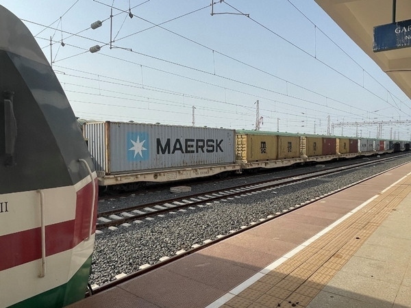 亞吉鐵路吉布提那噶德車站的貨運(yùn)車廂。人民網(wǎng)記者 趙艷紅攝