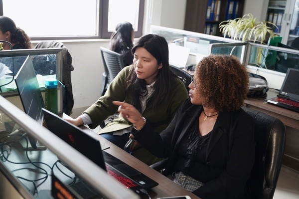 梅德哈妮（右）與中國(guó)同事討論設(shè)計(jì)方案。受訪對(duì)象供圖