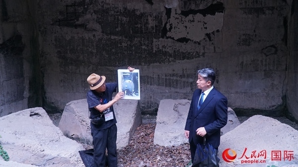 毒氣島歷史研究所事務局長山內(nèi)正之在毒氣儲存遺址為大家介紹日軍發(fā)動毒氣戰(zhàn)的罪證。人民網(wǎng) 蔣曉辰攝