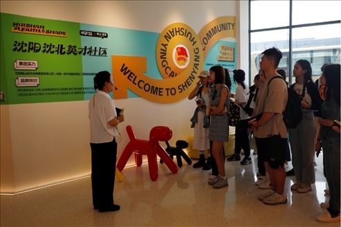 記者團(tuán)在輝山英才社區(qū)采訪。北京外國語大學(xué) 許青攝