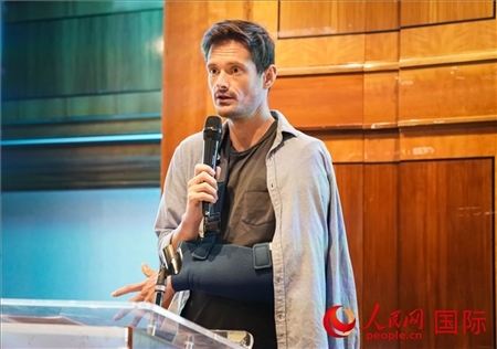 萊昂·麥卡倫分享張家界故事。人民網(wǎng) 郭錦標攝