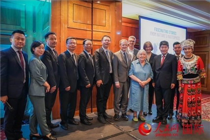 張家界文化旅游推介會部分嘉賓合影。人民網(wǎng) 郭錦標攝