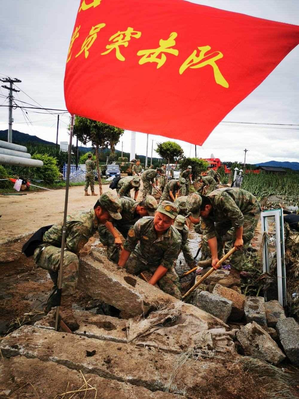 8月7日，陸軍第78集團(tuán)軍某旅組織黨員突擊隊(duì)在吉林舒蘭市七里鄉(xiāng)清理路障。新華社發(fā)（劉洋 攝）