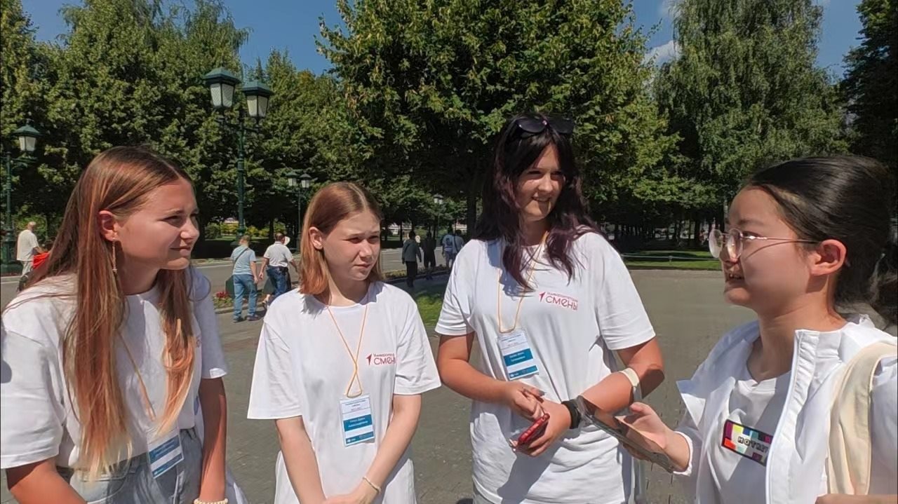 調(diào)研團(tuán)在街頭采訪。北京外國(guó)語(yǔ)大學(xué)供圖