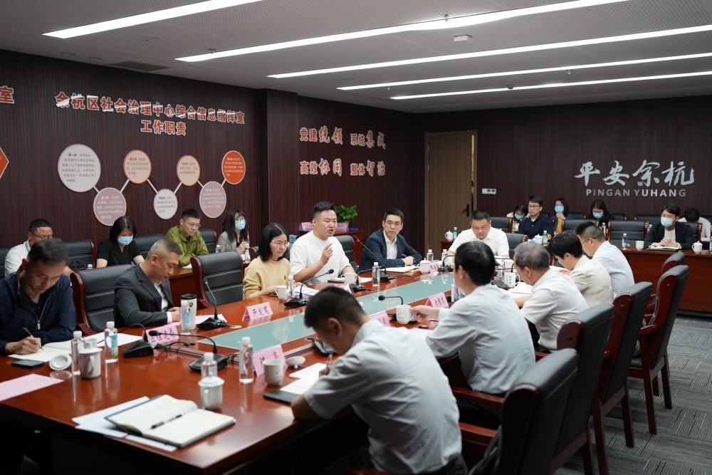 浙江省信訪局領(lǐng)導(dǎo)和相關(guān)領(lǐng)導(dǎo)組成的下訪團(tuán)在杭州市余杭區(qū)社會治理中心接受群眾上訪（5月25日攝）。新華社記者 翁忻旸 攝