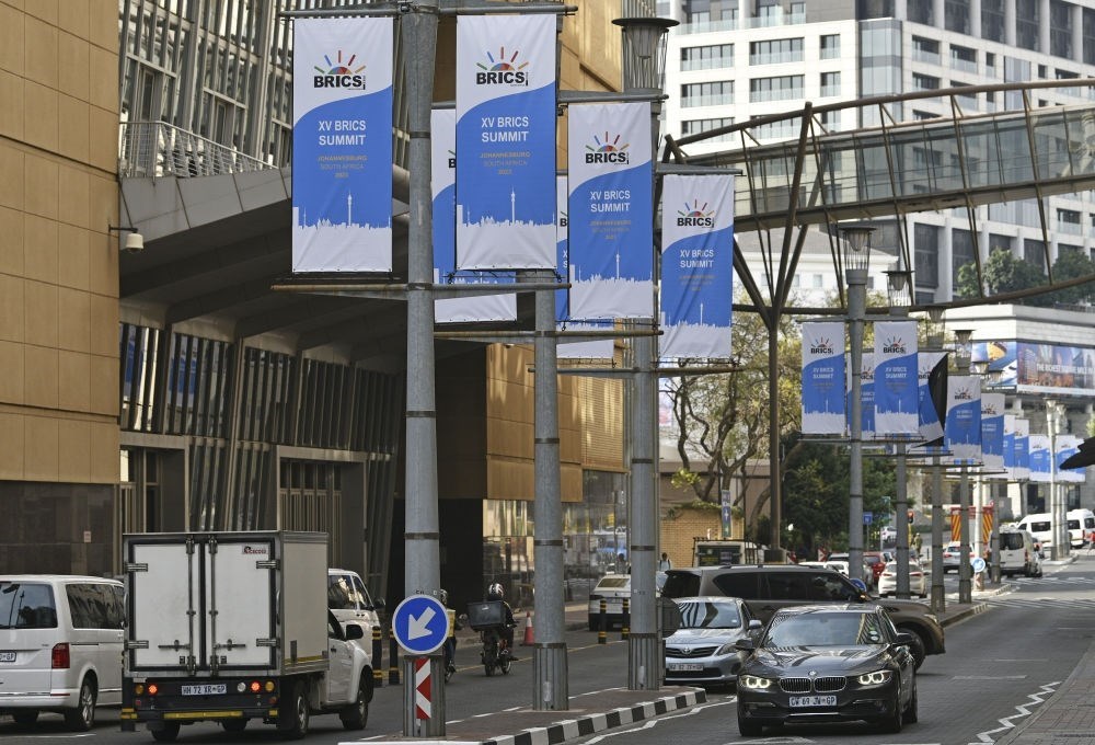這是8月17日在南非約翰內(nèi)斯堡拍攝的金磚峰會(huì)條幅。金磚國(guó)家領(lǐng)導(dǎo)人第十五次會(huì)晤將于南非約翰內(nèi)斯堡舉行。新華社記者 陳誠(chéng) 攝