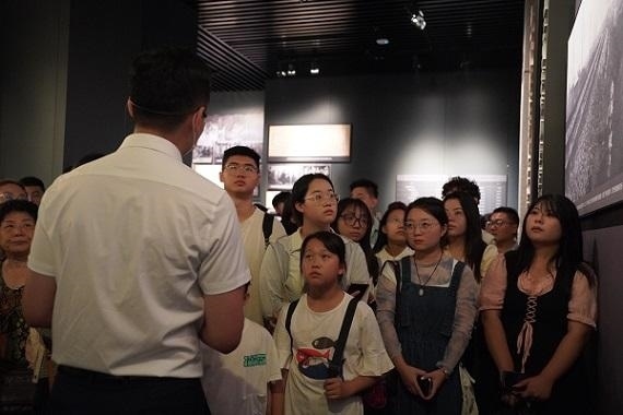 （講解員為記者團(tuán)同學(xué)們講述歷史。北京舞蹈學(xué)院 全峻汐攝