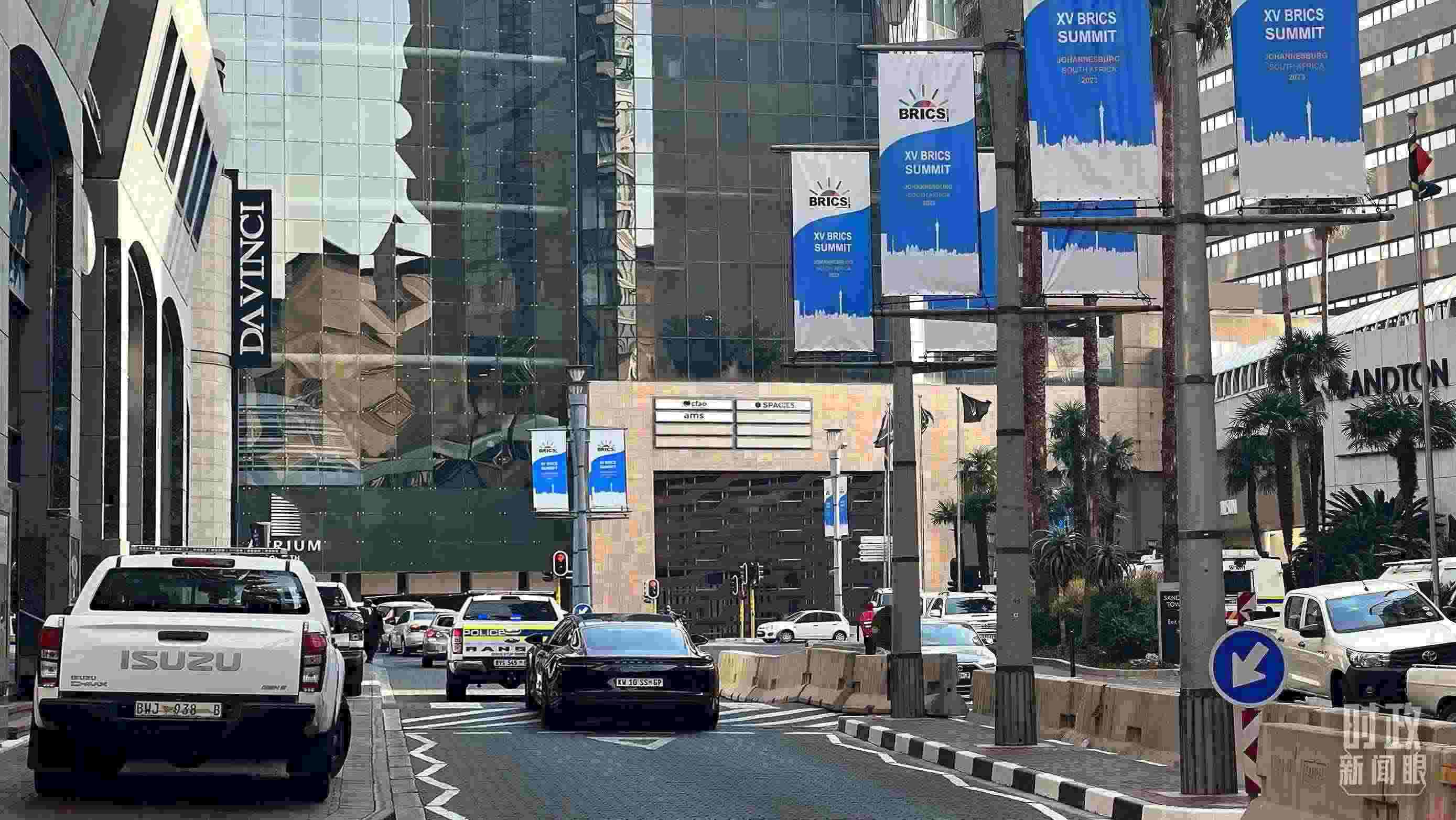 △約翰內(nèi)斯堡，街頭懸掛金磚峰會條幅。（總臺央視記者韓銳拍攝）