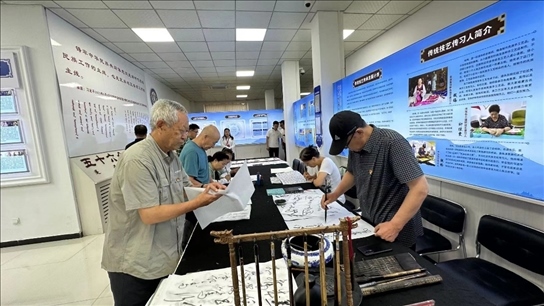 臨潢家園社區(qū)居民在書法練習(xí)室練習(xí)書法。人民網(wǎng)記者 金洪花攝