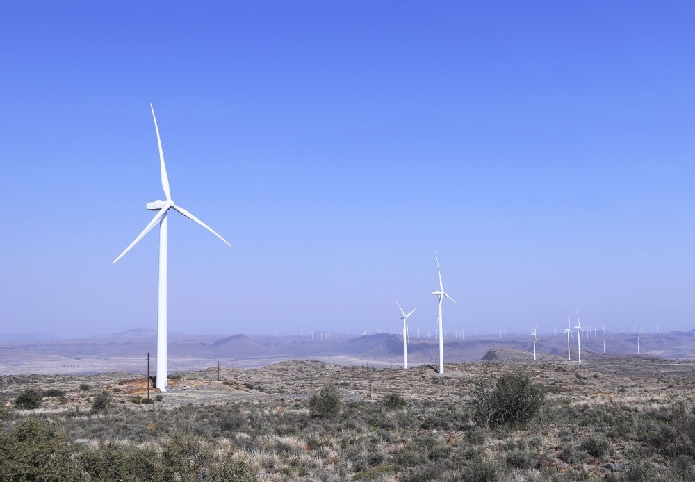 這是在南非北開普省德阿鎮(zhèn)拍攝的德阿風(fēng)電項目風(fēng)機(jī)（2023年8月10日攝）。由中國龍源電力集團(tuán)南非公司運營的德阿風(fēng)電項目每年發(fā)電量超過7.5億千瓦時，相當(dāng)于節(jié)約20多萬噸標(biāo)準(zhǔn)煤，減排二氧化碳約70萬噸。