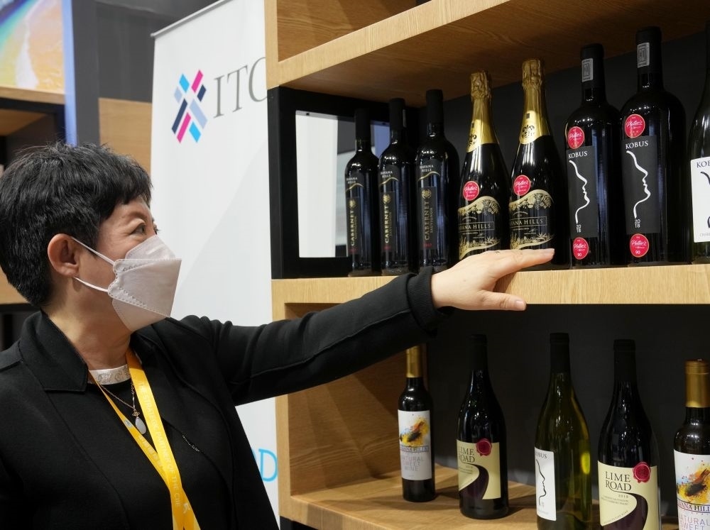 這是在中國上海舉行的第五屆進(jìn)博會上拍攝的來自南非的葡萄酒（2022年11月7日攝）。