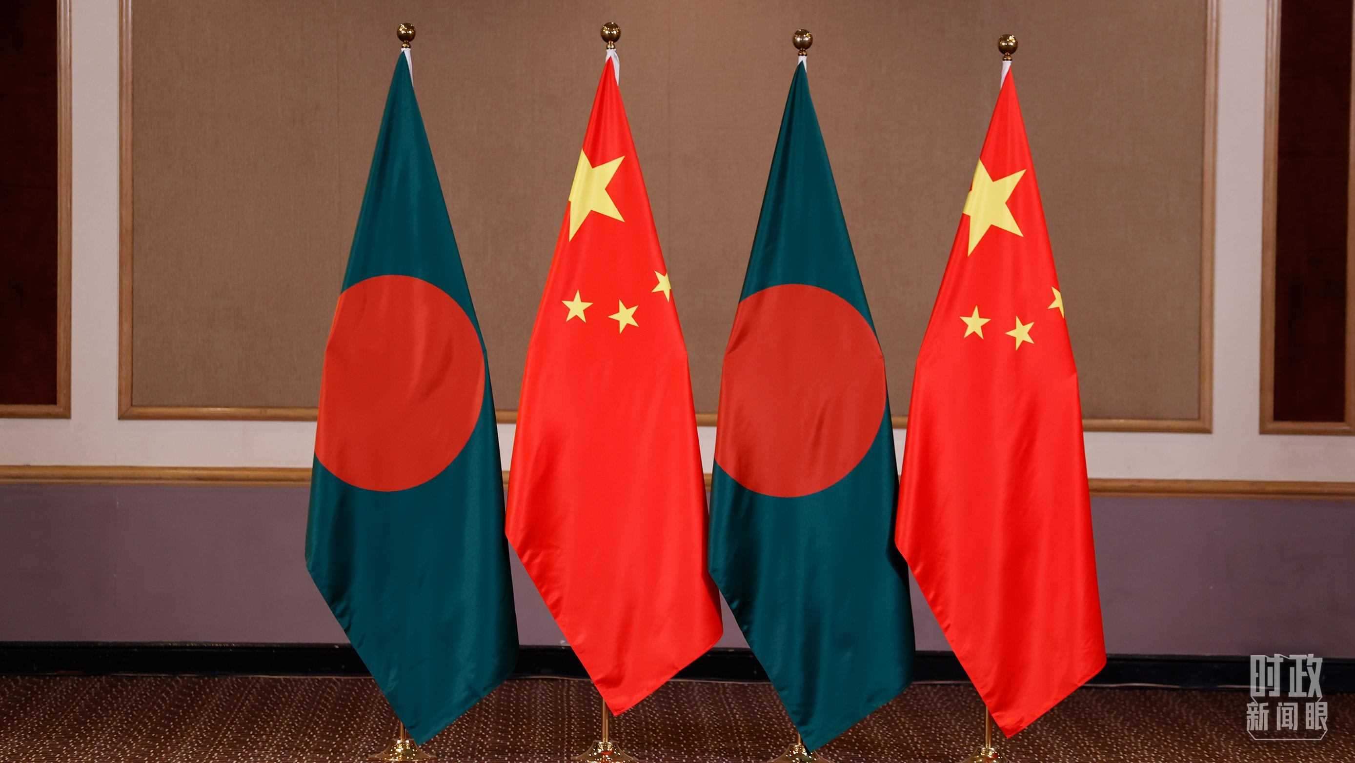 △會(huì)見現(xiàn)場的中孟兩國國旗。（總臺央視記者耿小龍拍攝）