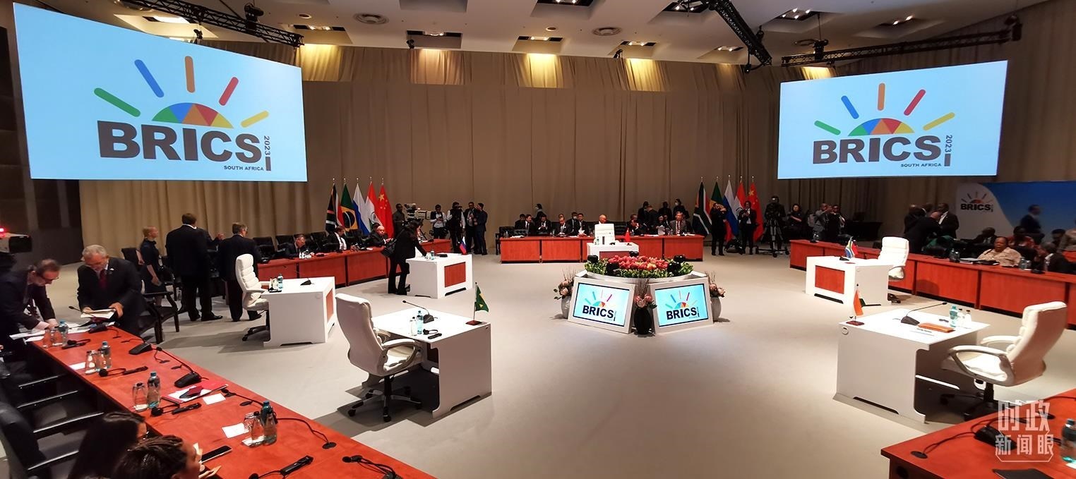 △23日上午，金磚國家領(lǐng)導(dǎo)人第十五次會(huì)晤在這里舉行。這是會(huì)晤開始前的場景。（總臺央視記者李錚拍攝）