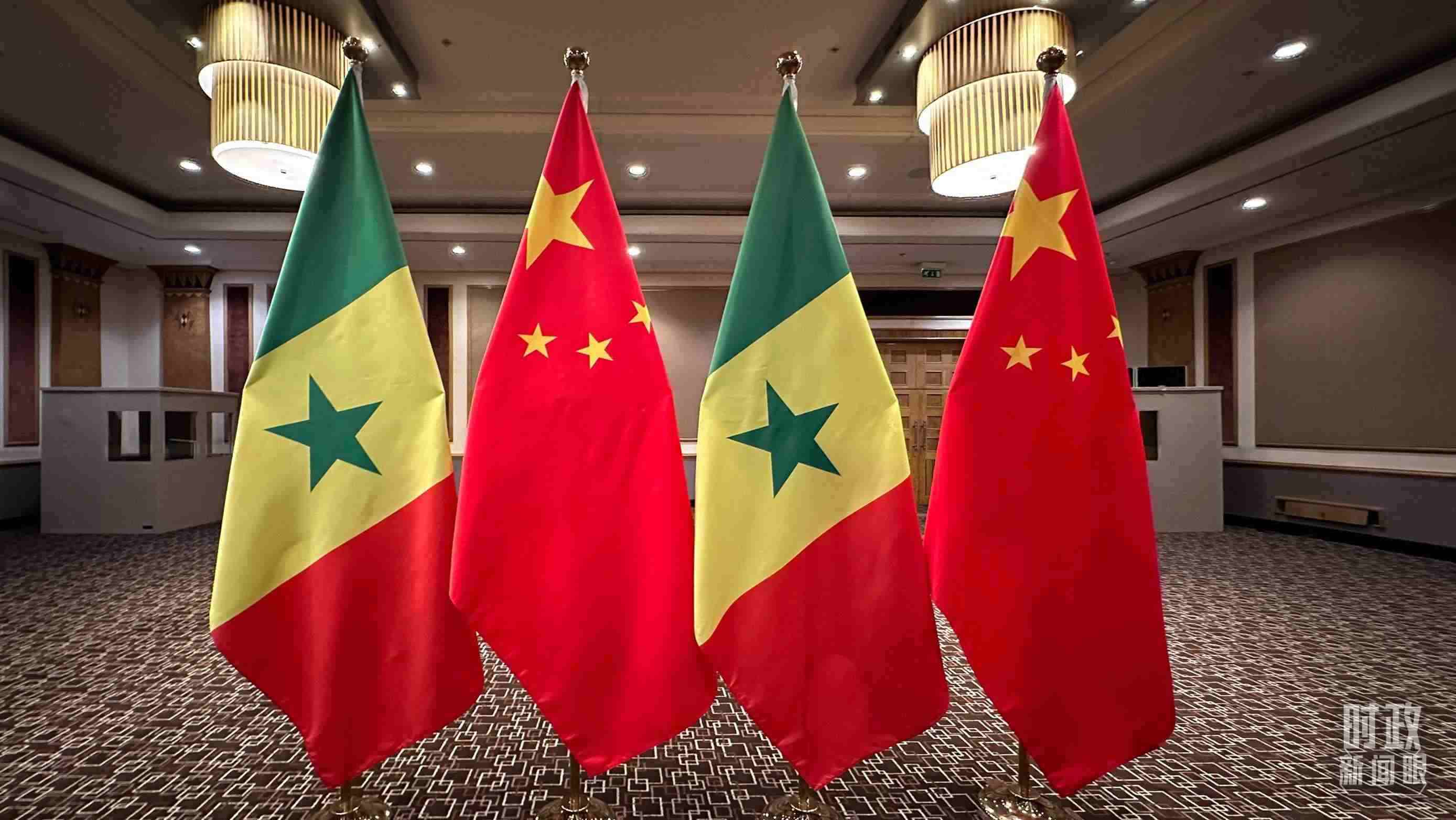 △會(huì)見現(xiàn)場的中塞兩國國旗。（總臺央視記者盧心雨拍攝）