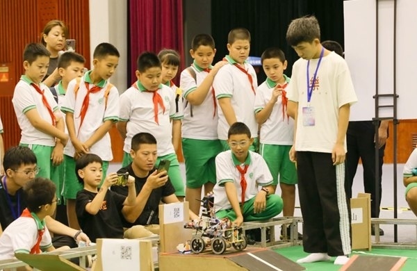 青少年學(xué)生現(xiàn)場(chǎng)觀看比賽。北京工商大學(xué)供圖