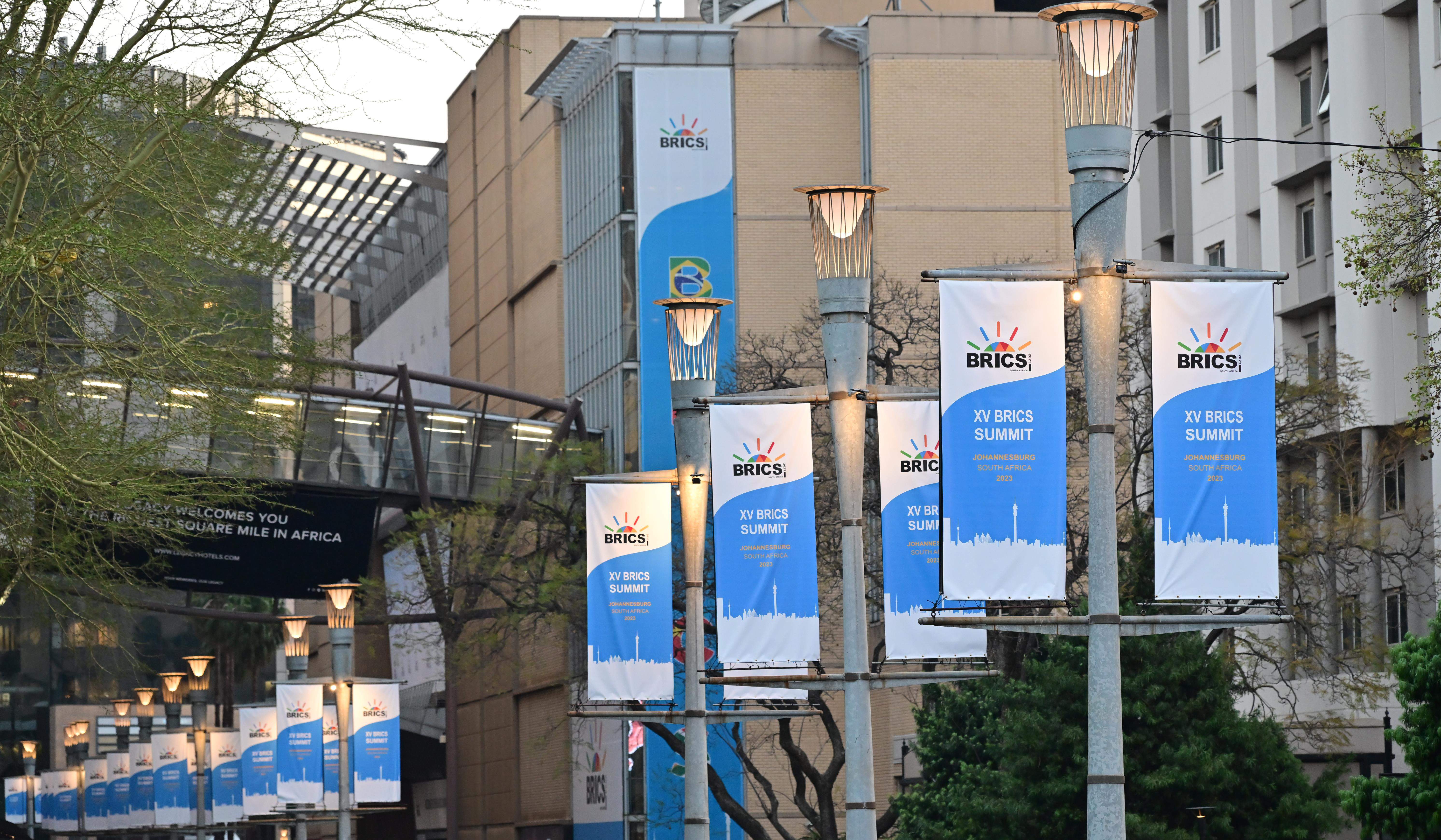 南非約翰內(nèi)斯堡街頭懸掛的金磚峰會視覺海報(bào)