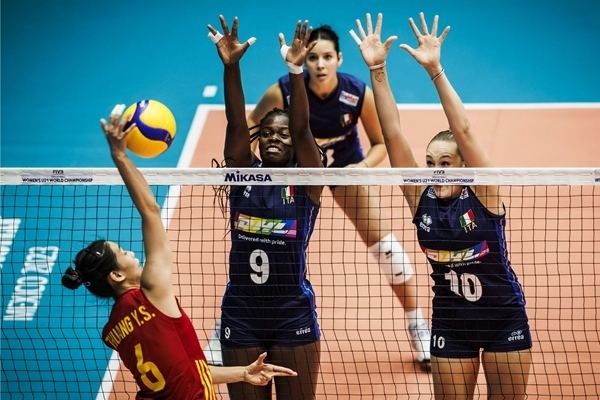 中國(guó)隊(duì)球員莊宇珊(左)在比賽中。圖片來(lái)源：國(guó)際排聯(lián)