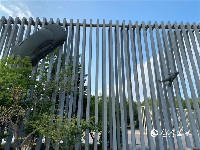 長(zhǎng)春國(guó)際汽車公園中的立體雕塑。人民網(wǎng) 宋歌攝