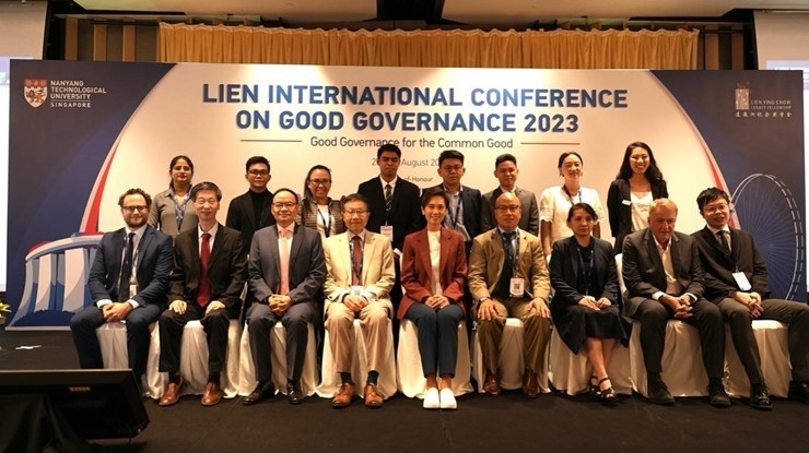 與會嘉賓和新書的編者及章節(jié)作者合影。新加坡南洋理工大學(xué)供圖