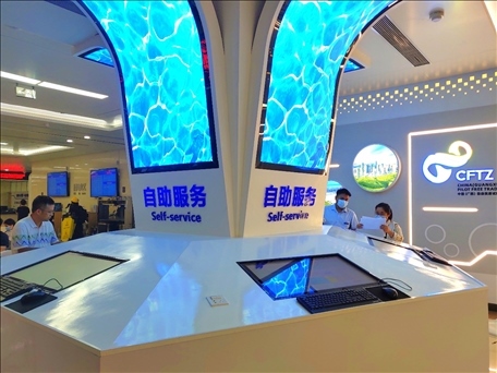市民在中國(guó)（廣西）自由貿(mào)易區(qū)南寧片區(qū)綜合服務(wù)大廳辦理業(yè)務(wù)。人民網(wǎng) 付華周攝