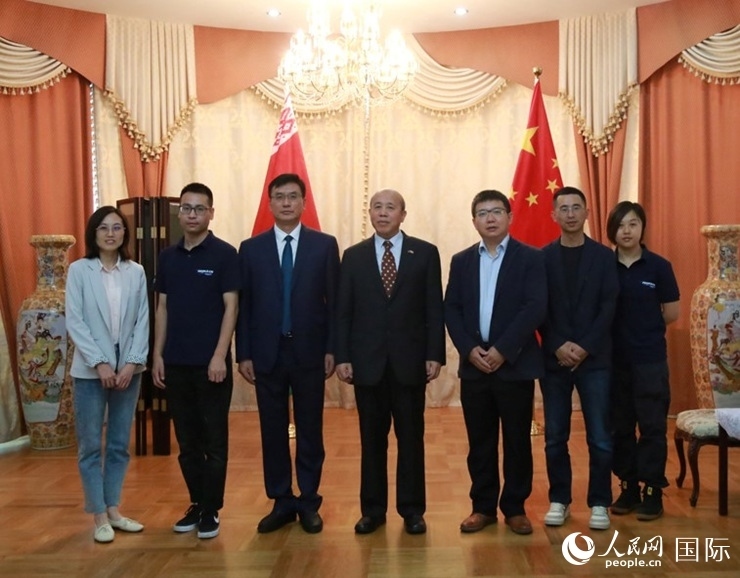 謝小用大使與人民網(wǎng)記者合影。