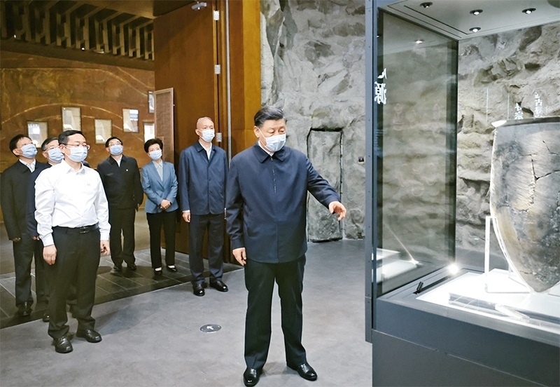 2023年6月2日，中共中央總書記、國(guó)家主席、中央軍委主席習(xí)近平在北京出席文化傳承發(fā)展座談會(huì)并發(fā)表重要講話。這是座談會(huì)前，習(xí)近平2日下午在中國(guó)歷史研究院考察。 新華社記者 鞠鵬/攝