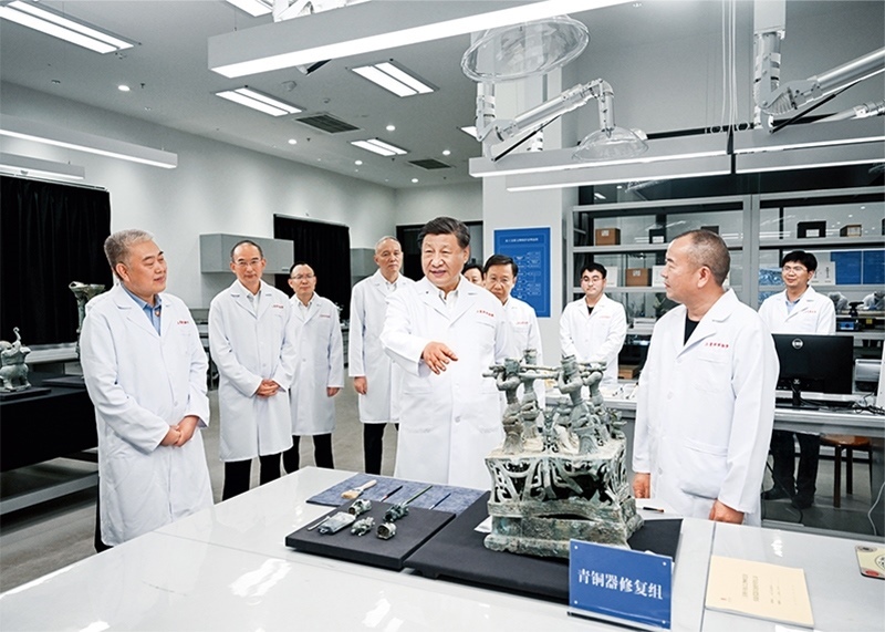 2023年7月25日至27日，中共中央總書記、國(guó)家主席、中央軍委主席習(xí)近平在四川考察。這是26日下午，習(xí)近平在位于德陽(yáng)市廣漢市的三星堆博物館文物保護(hù)與修復(fù)館，同現(xiàn)場(chǎng)工作人員親切交流。 新華社記者 謝環(huán)馳/攝