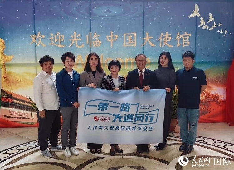 崔建春大使（右三）與人民網(wǎng)記者合影。