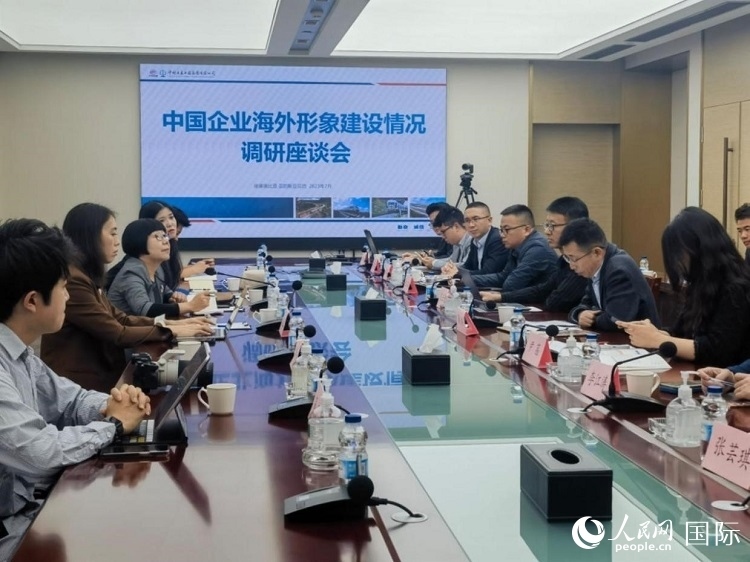 埃塞俄比亞中國(guó)商會(huì)企業(yè)代表與人民網(wǎng)記者座談。人民網(wǎng)記者 劉寧攝