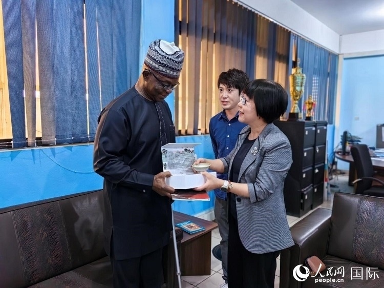 人民網(wǎng)監(jiān)事會(huì)主席唐維紅（右一）帶隊(duì)訪問尼日利亞通訊社，與該社總裁布克·龐勒（左一）交流。人民網(wǎng)記者 陳星星攝