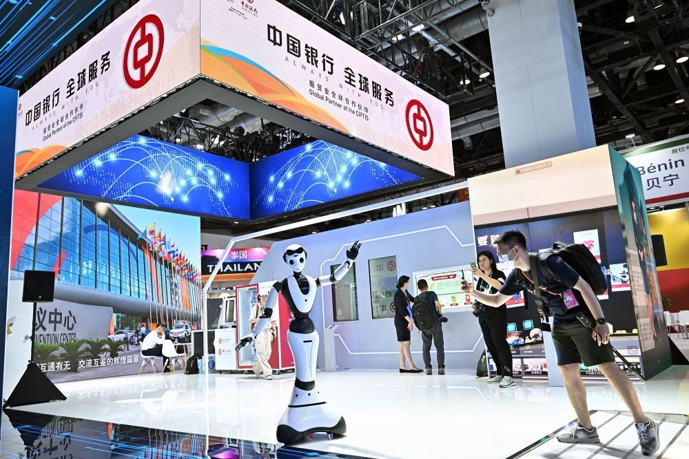 9月1日，媒體記者在國家會(huì)議中心中國銀行展臺(tái)拍攝一款迎賓接待機(jī)器人。新華社記者 李鑫 攝