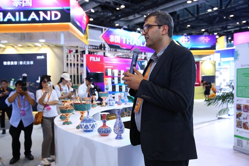 9月1日，參展商在國家會(huì)議中心向媒體記者介紹展臺(tái)信息。新華社記者 孫瑋彤 攝