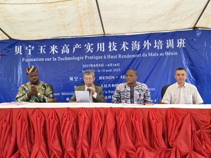 8月9日，2023年貝寧“玉米高產(chǎn)實用技術(shù)培訓(xùn)班”開班儀式在位于塞梅波吉市的中國援貝寧農(nóng)業(yè)技術(shù)示范中心舉行。