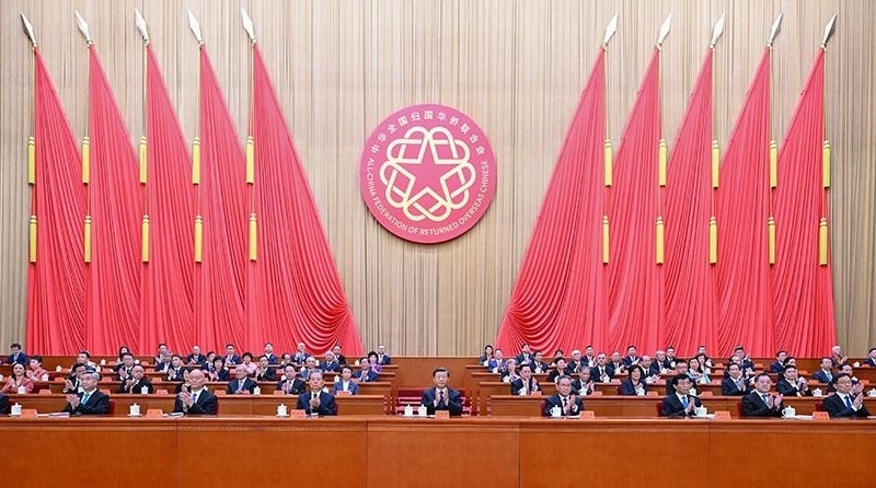 2023年8月31日，第十一次全國(guó)歸僑僑眷代表大會(huì)在北京人民大會(huì)堂開幕。習(xí)近平等黨和國(guó)家領(lǐng)導(dǎo)人到會(huì)祝賀