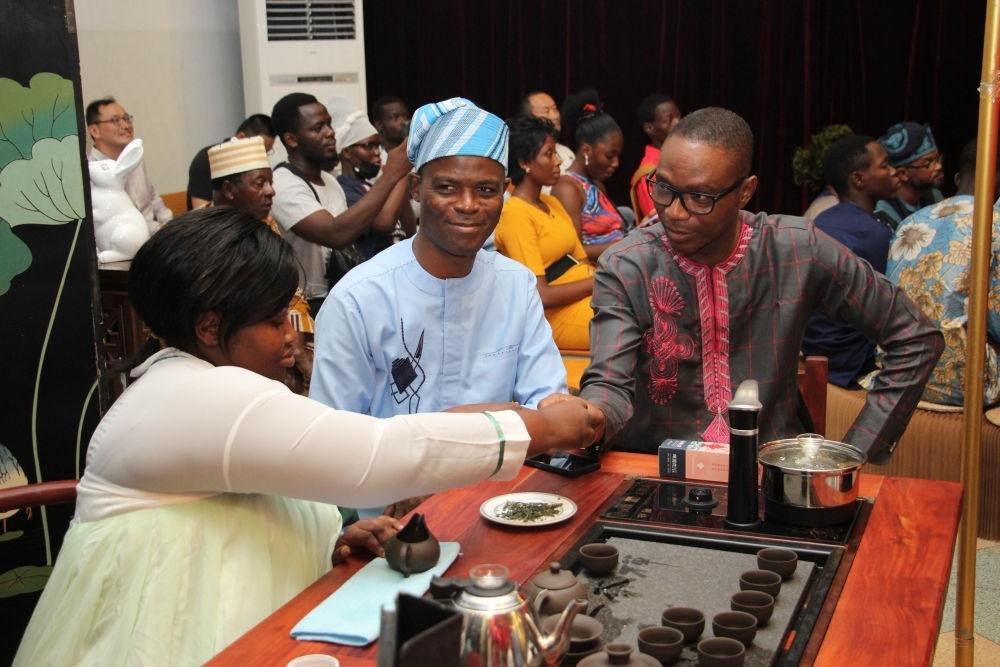 人們在貝寧科托努貝寧中國文化中心“茶和天下·雅集——青島有禮”文化交流活動上品茶。