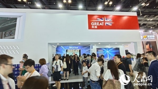 9月3日，英國館吸引參展觀眾駐足。人民網(wǎng)記者 趙雯博攝